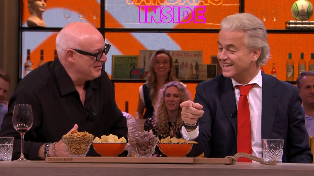 Wilders wil borrelhapje van tafel pakken maar René grijpt in: ‘Niet doen, Geert!’