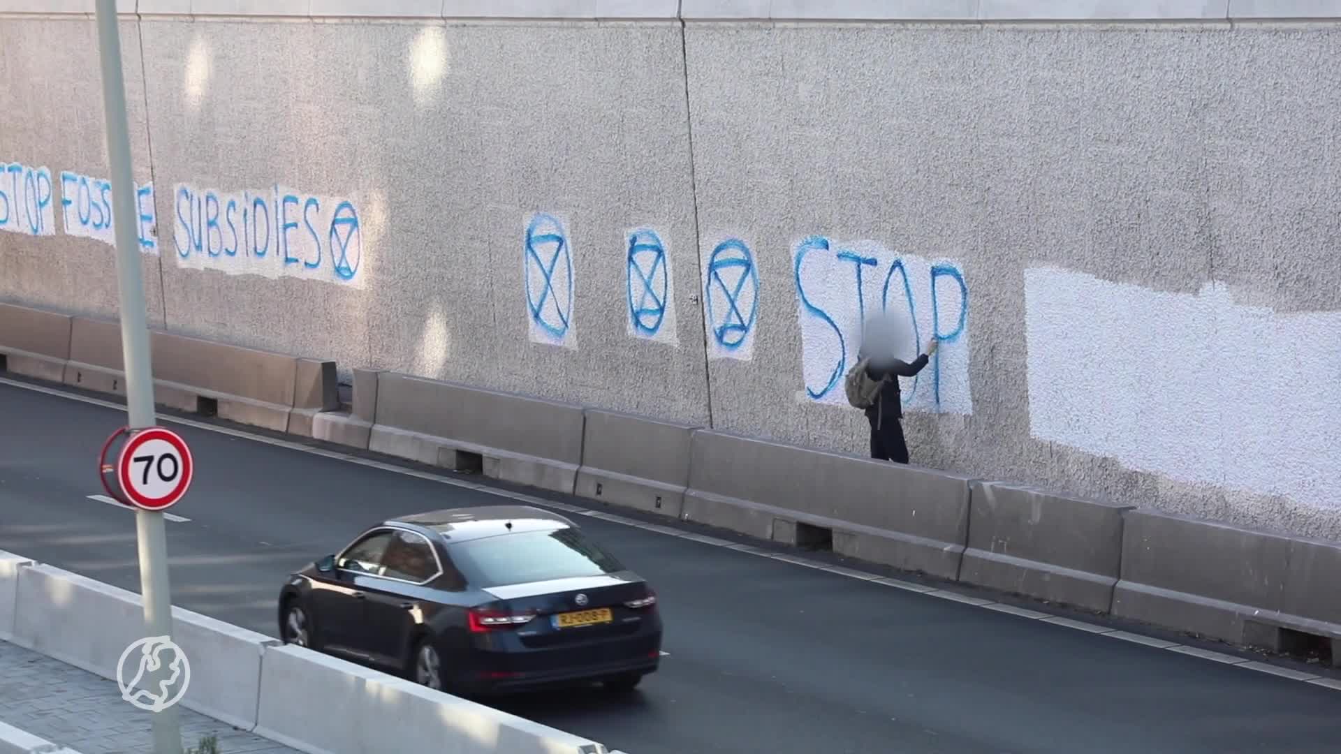 Vijf klimaatactivisten opgepakt voor bekladden tunnelwanden A12