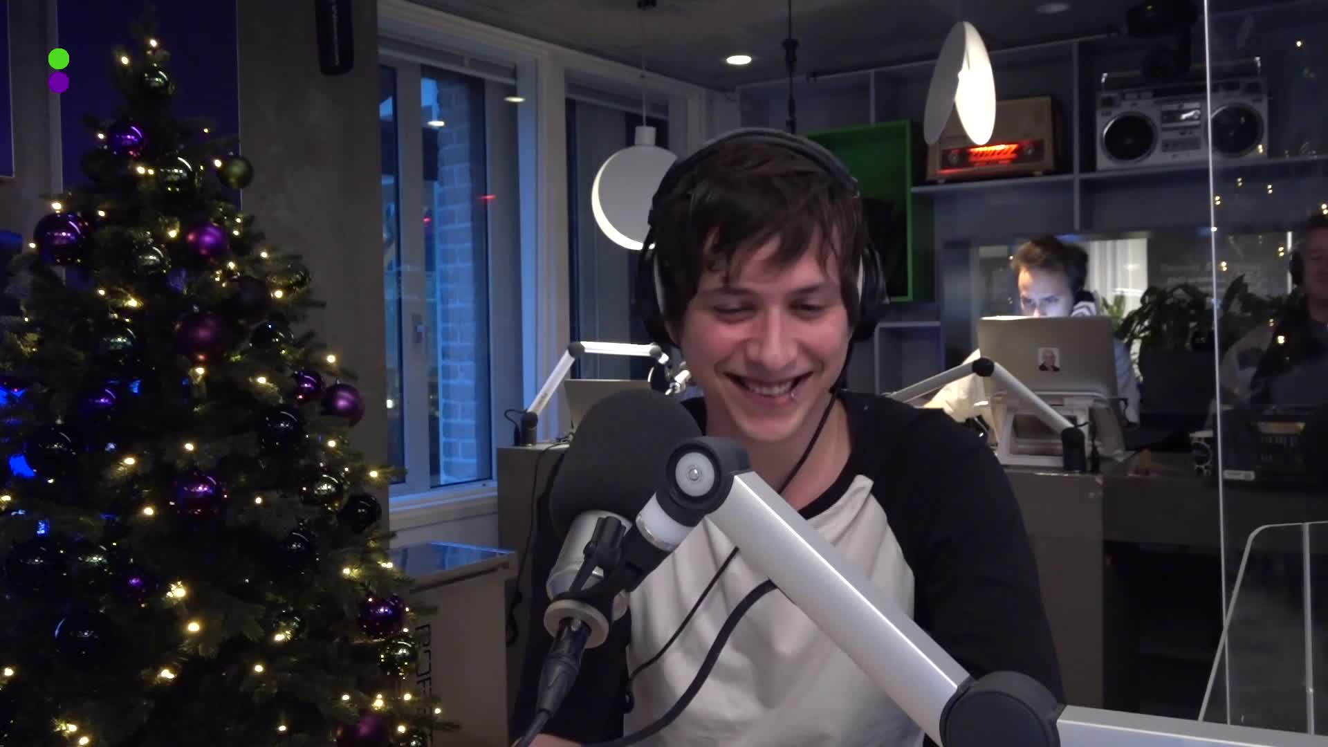 Bjørgen maakt hilarische parodie op paragnosten!