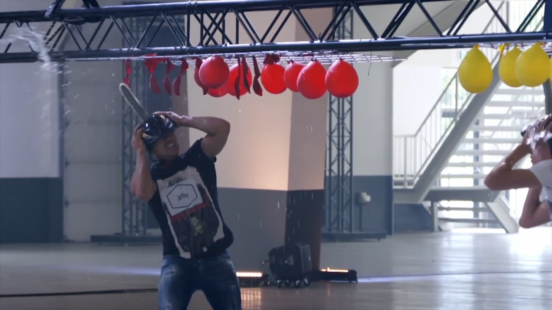 Ballonnen doorprikken met een cactus!