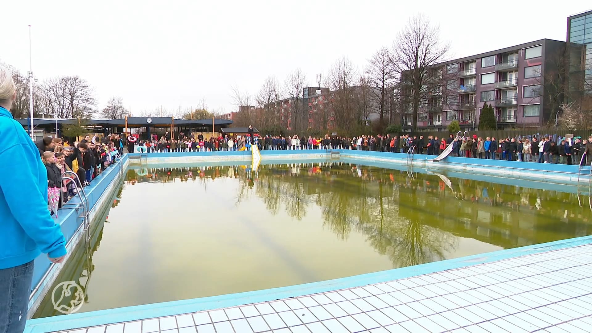 Honderden kinderen protesteren tegen sluiting lokale zwembad
