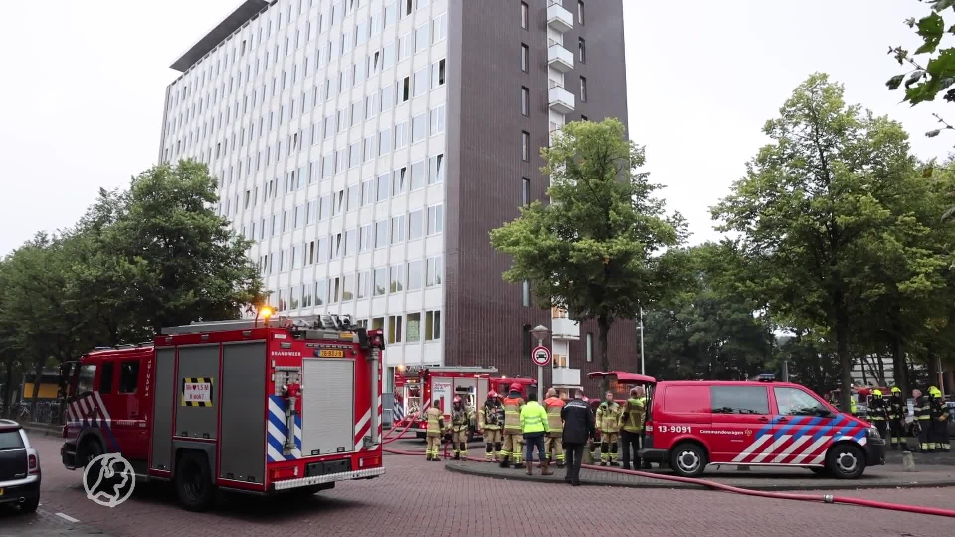 Flatbewoners piekeren niet over weghalen regenboogvlaggen na brandstichting