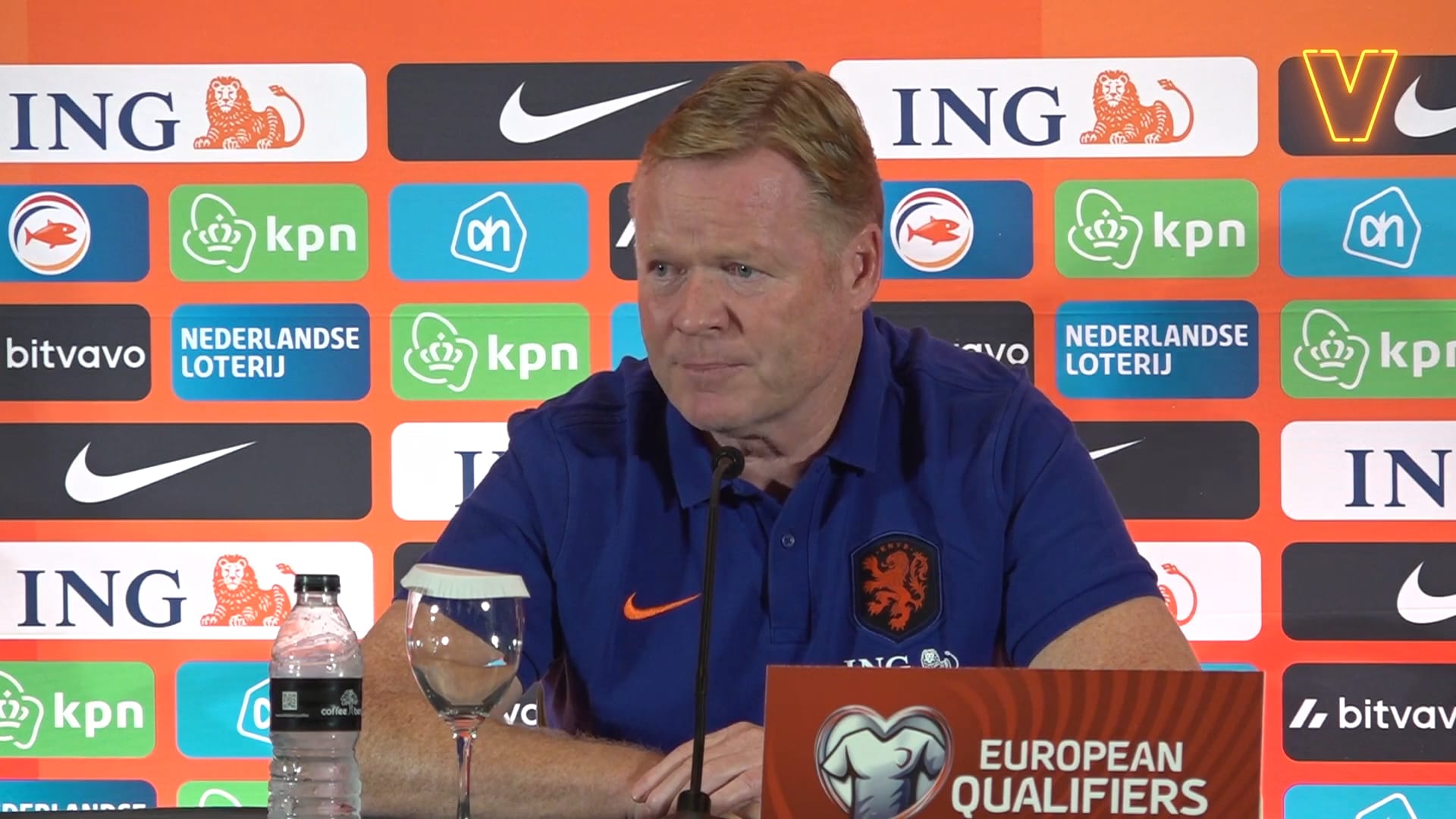 Koeman over de laserpennen bij Griekse supporters: ‘Als dat weer gebeurt, vind ik dat de UEFA moet ingrijpen’