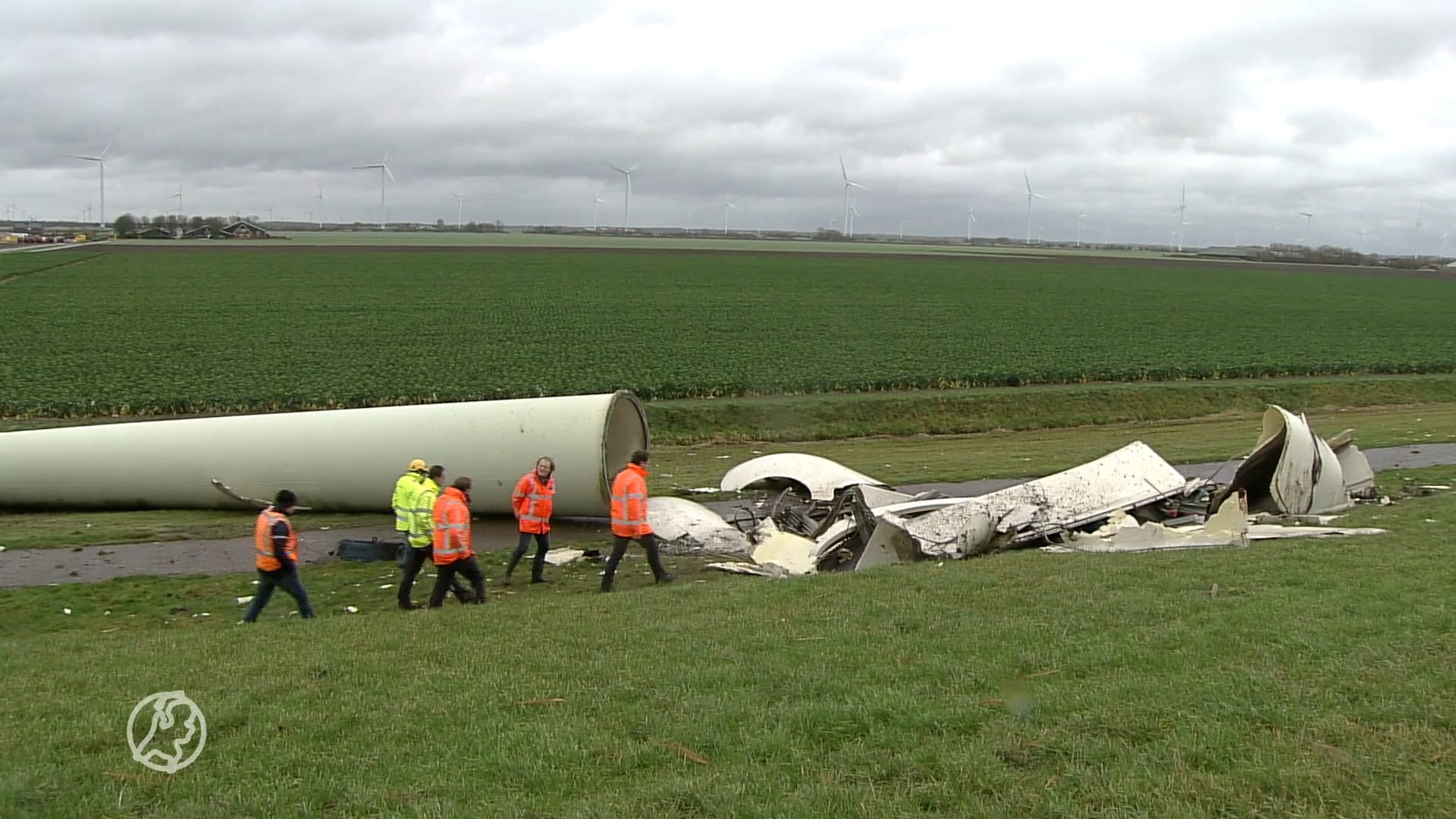 Windmolen geknakt door harde wind in Zeewolde, ravage in de polder