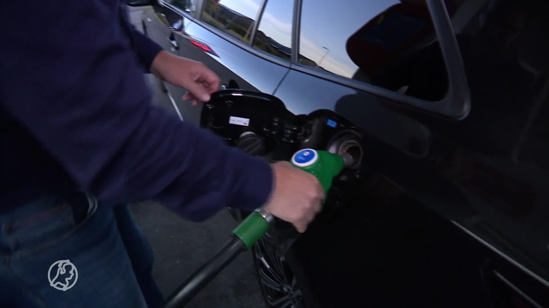 Fors meer lappen aan de pomp: benzineprijs schiet zonder ingrijpen kabinet met 21 cent omhoog
