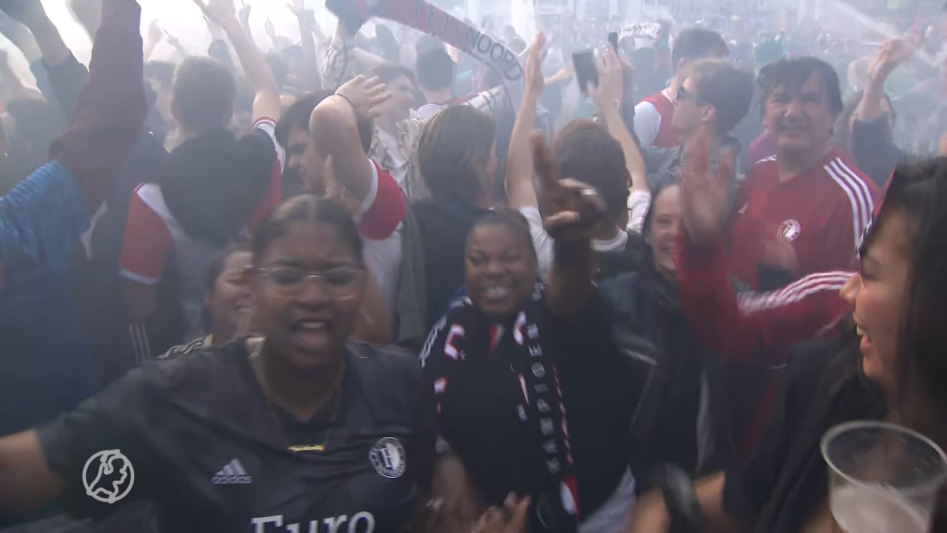 Honderden Feyenoordfans springen in de fontein na overwinning