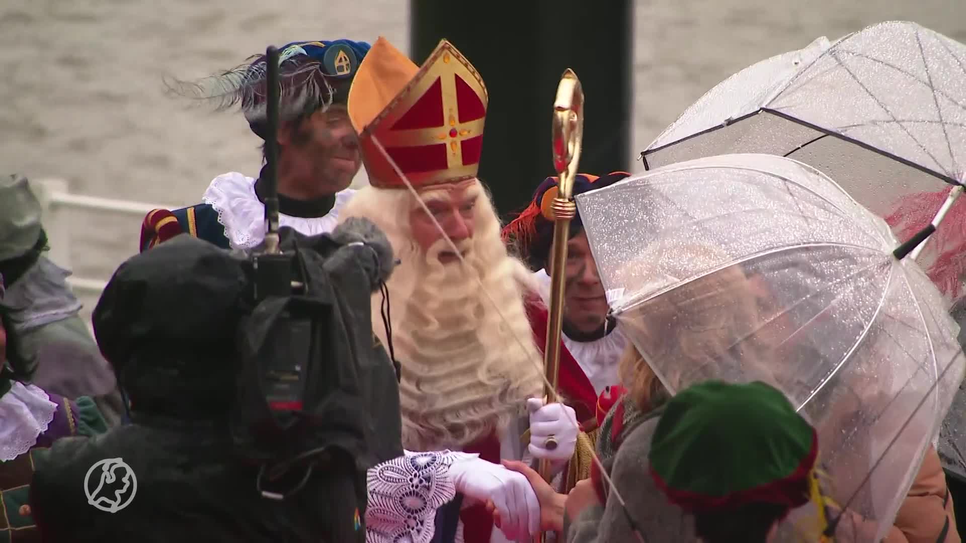 Sinterklaas arriveert in regenachtig Gorinchem