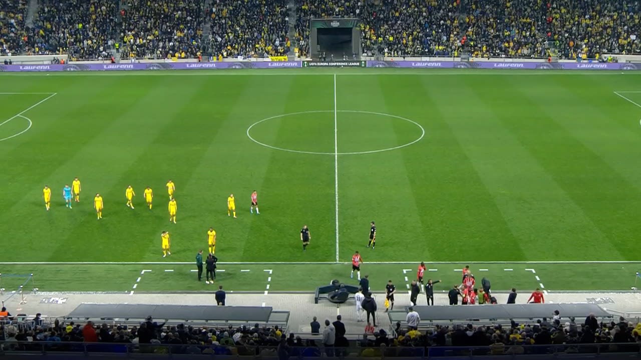Maccabi Tel Aviv - PSV tijdelijk stilgelegd nadat PSV'ers vanaf de tribune worden bekogeld met voorwerpen
