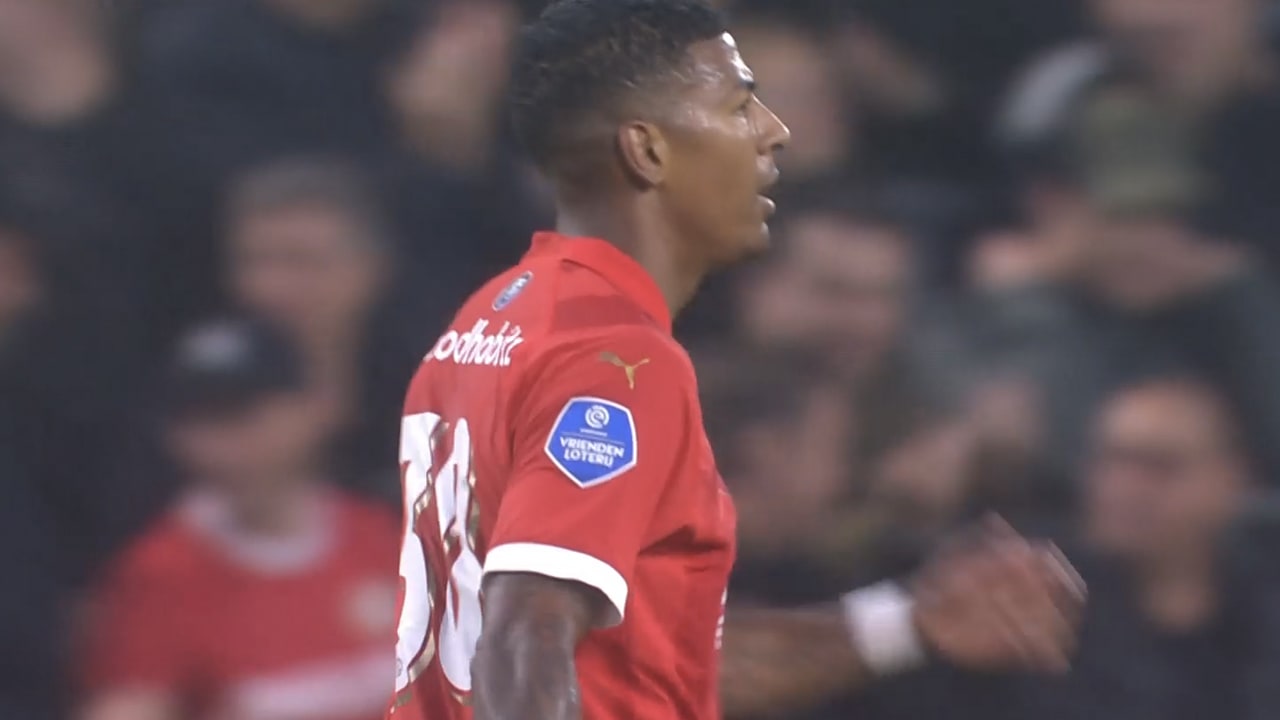 KANS: Schot van Van Aanholt gaat maar net langs het doel van Scherpen