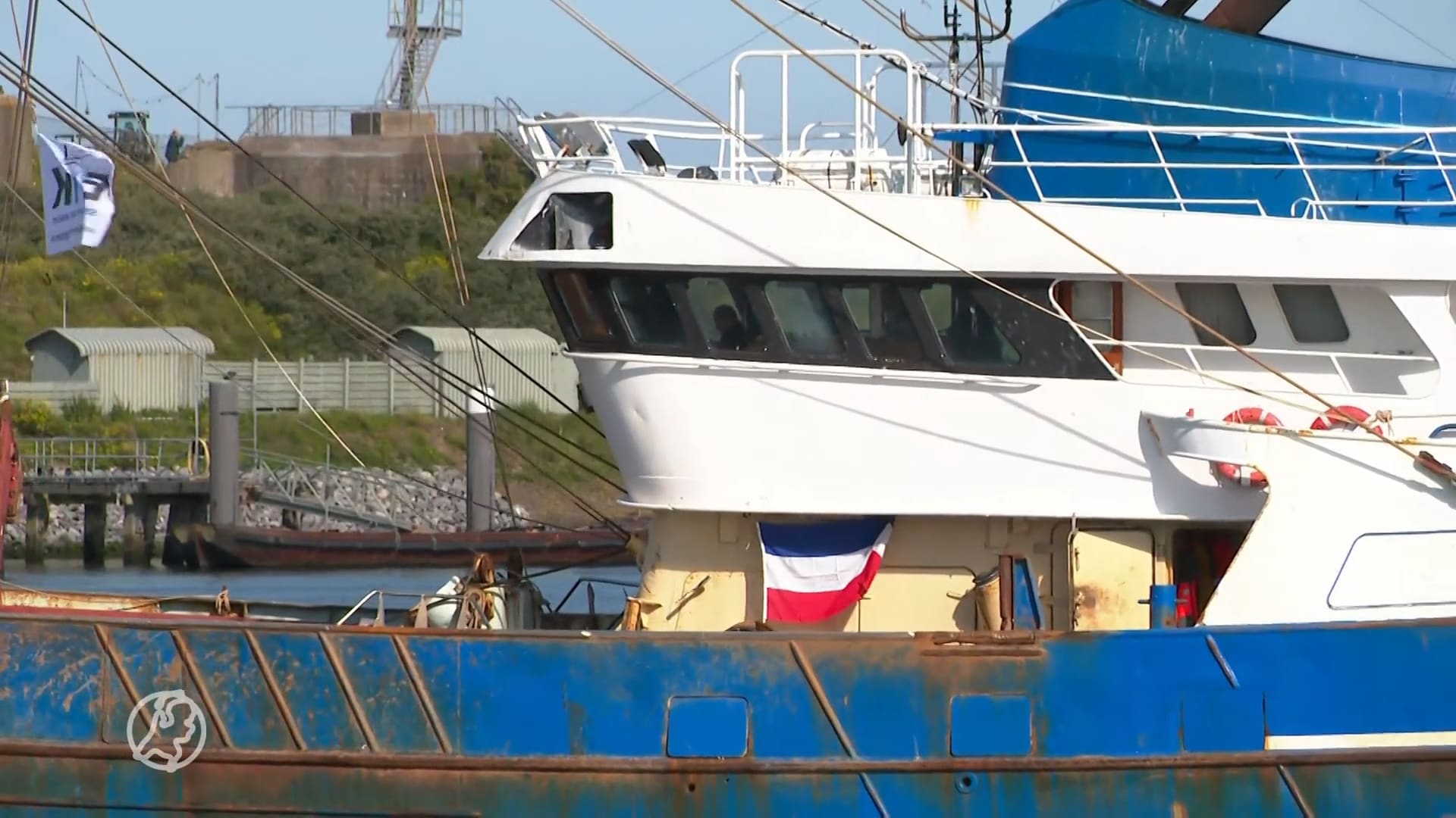 Vissers blokkeren haven van IJmuiden