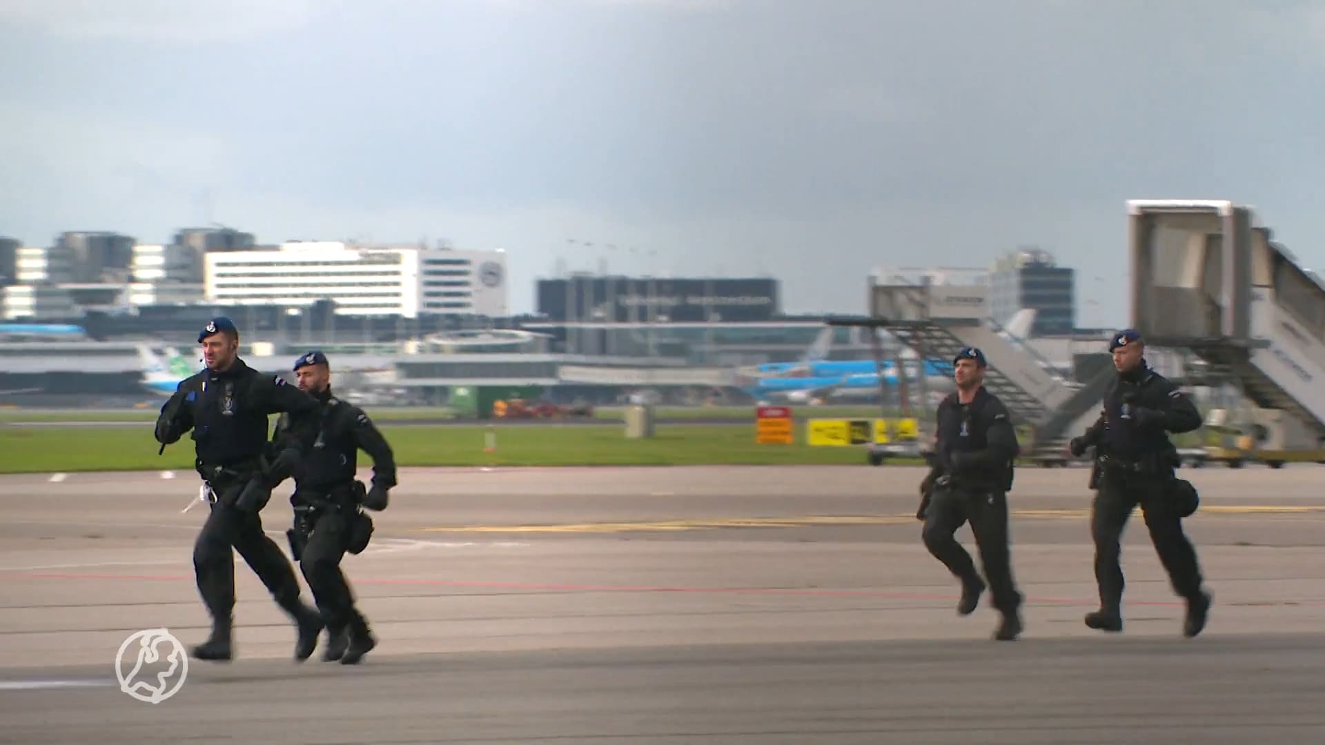 Ruim tweehonderd klimaatactivisten aangehouden op Schiphol