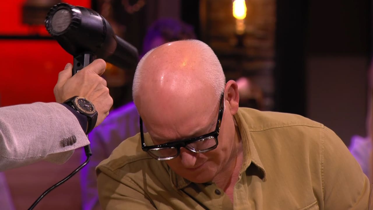 Wilfred test föhn van vaste visagiste: 'Ze mag blijven!'