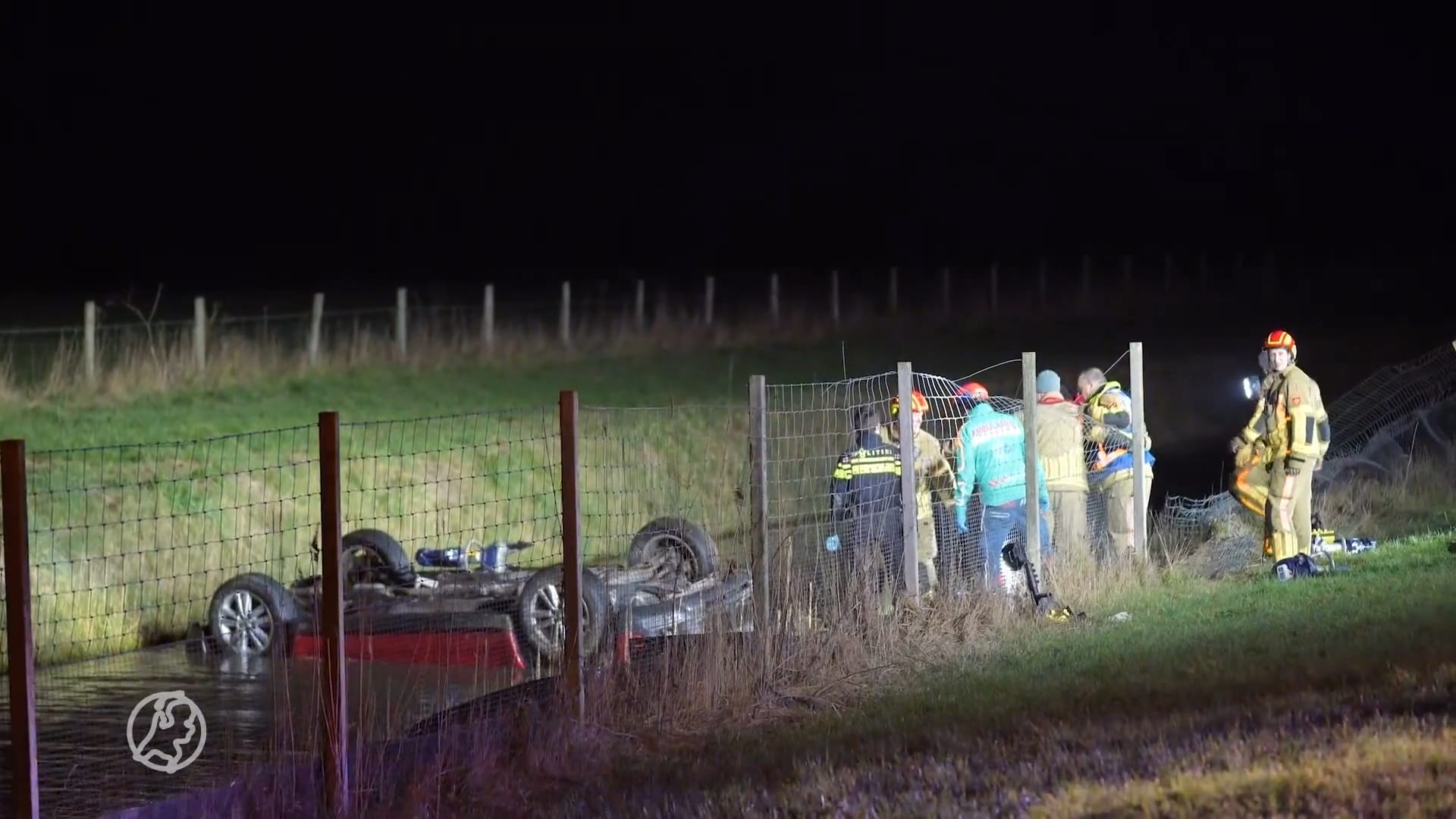 Grote reddingsactie na ongeluk op A12 bij Odijk, auto op zijn kop in sloot