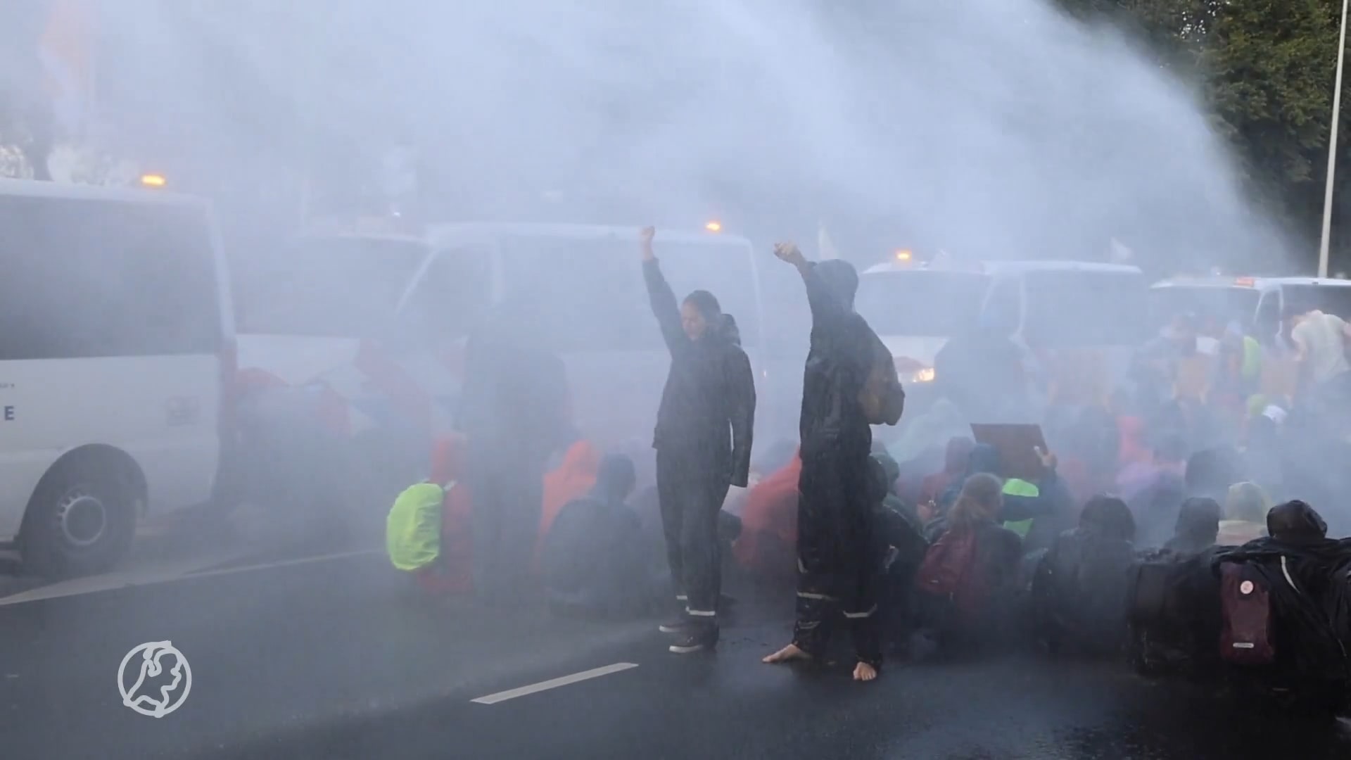 Politie zet waterkanon in bij A12-protest