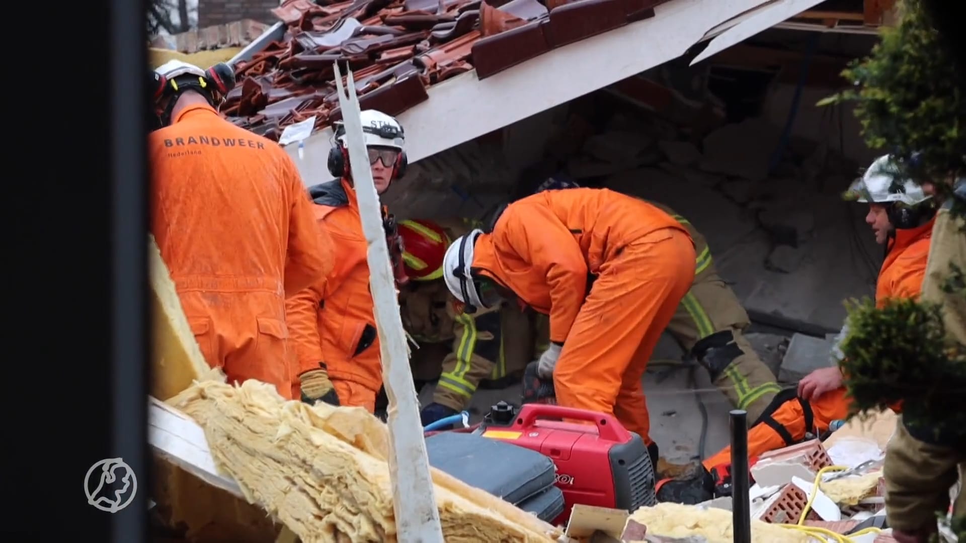 Dit team van reddingswerkers haalde vader uit ingestorte woning Oldenzaal