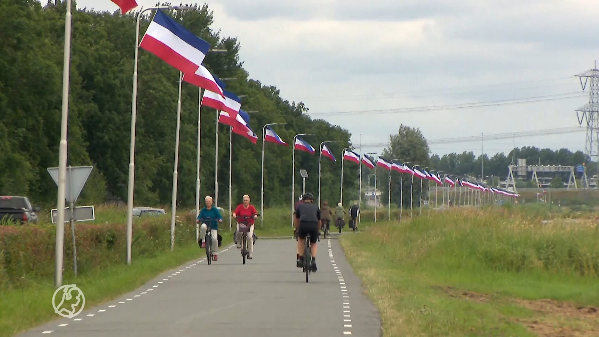 Opmars omgekeerde vlag teken aan de wand: 'Blauw-wit-rood, Nederland in nood'