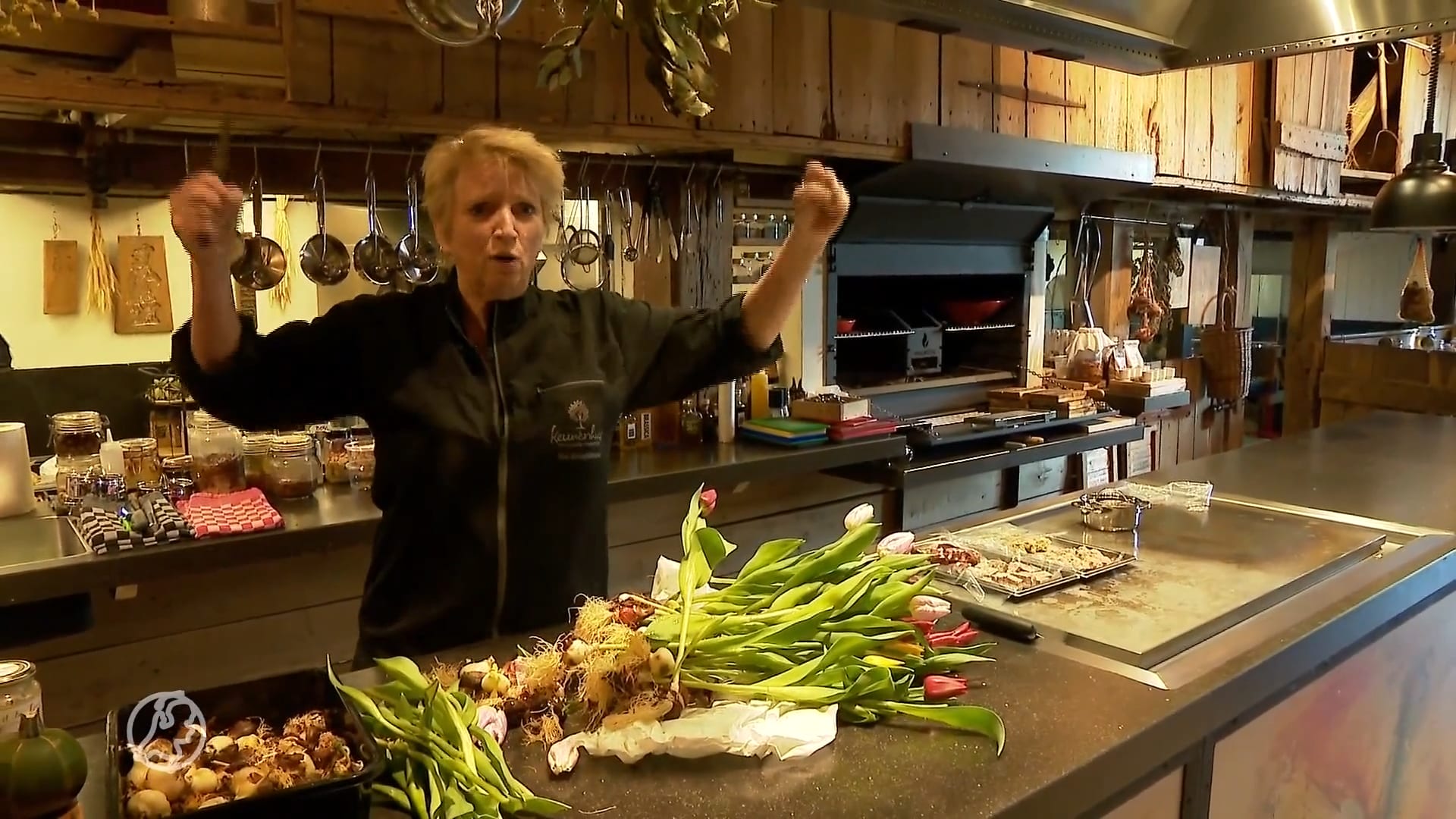 Chefkok Nelleke vindt het heel vervelend dat Erik geen varkens meer mag houden