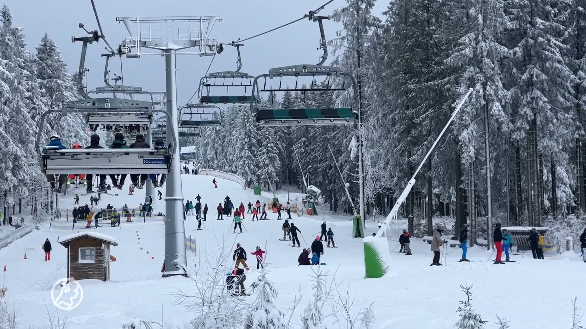 Winterberg kleurt wit: 'Mensen zijn blij dat ze eindelijk kunnen skiën'