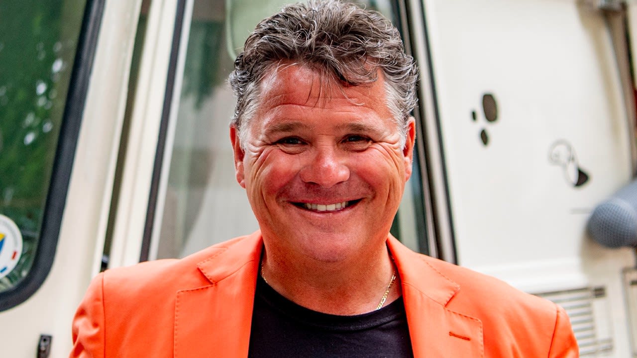 Wolter Kroes krijgt muzikaal orgasme van zingende Oranje-spelers in kleedkamer
