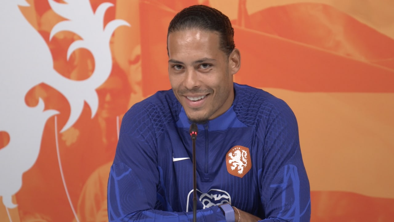 Van Dijk krijgt vraag over Nederlandse kritiek op Oranje: ‘Daar ga ik niets over zeggen’