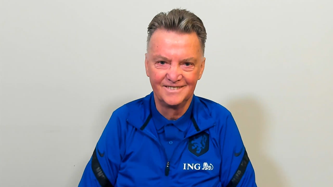 Van Gaal stelt Nederland gerust na val van fiets: 'Mijn brein werkt nog steeds'