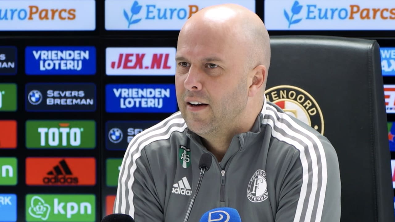 Arne Slot reageert op Overmars-nieuws: ‘Dat is wel even schrikken’