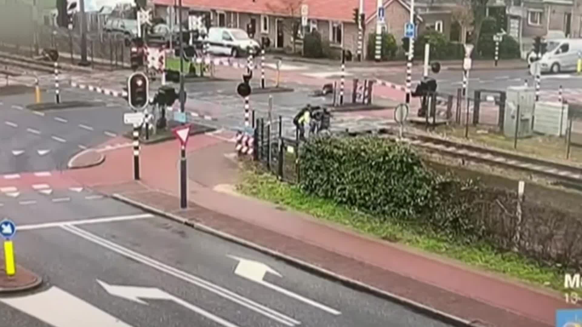 Persoon komt met fiets vast te zitten op het spoor in Helmond