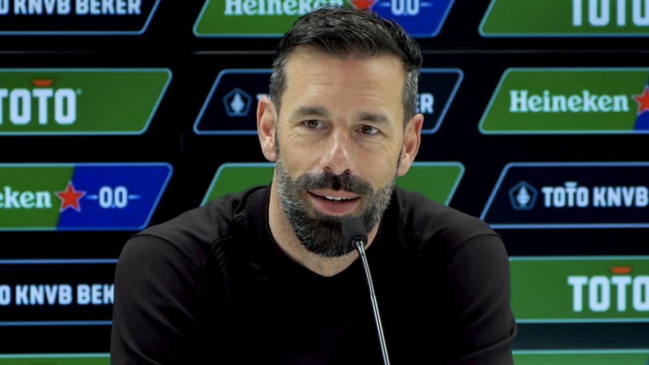 Van Nistelrooij blij voor doelman Drommel: 'Nu is hij de held!'