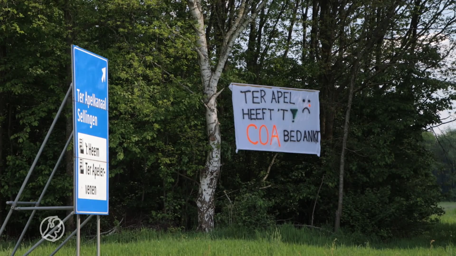 Ter Apel hangt vol met spandoeken tegen asielzoekers