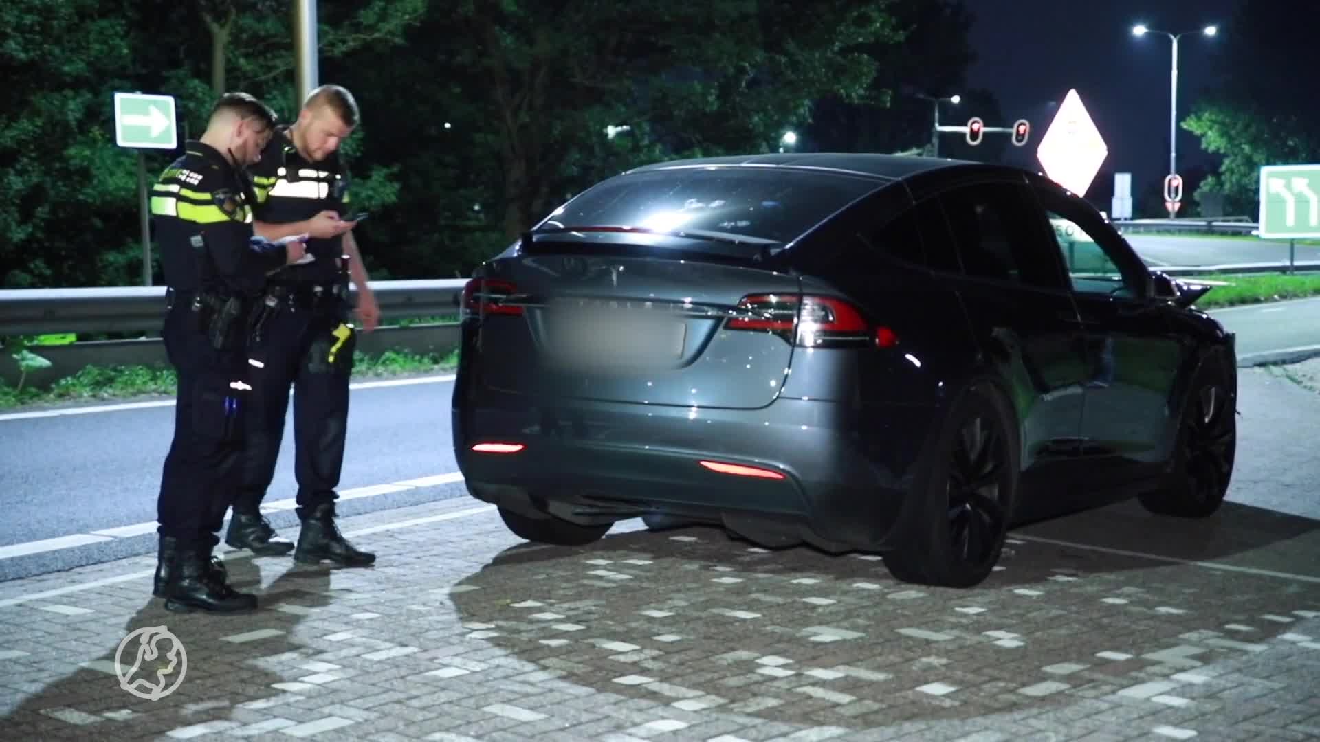 Tesla-bestuurder ramt twee auto's tijdens dollemansrit bij Rotterdam