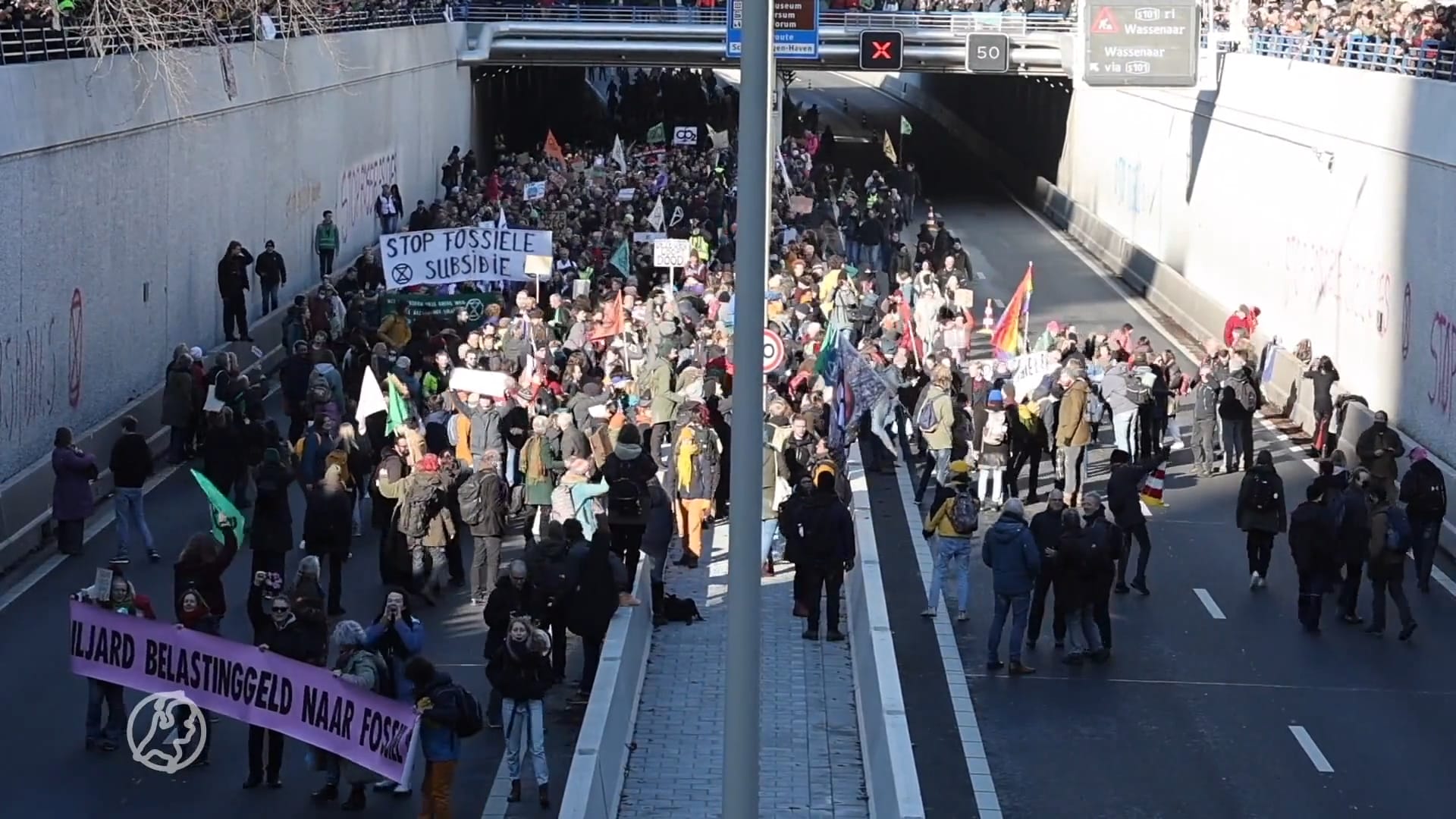 Honderden klimaatactivisten blokkeren A12 in Den Haag