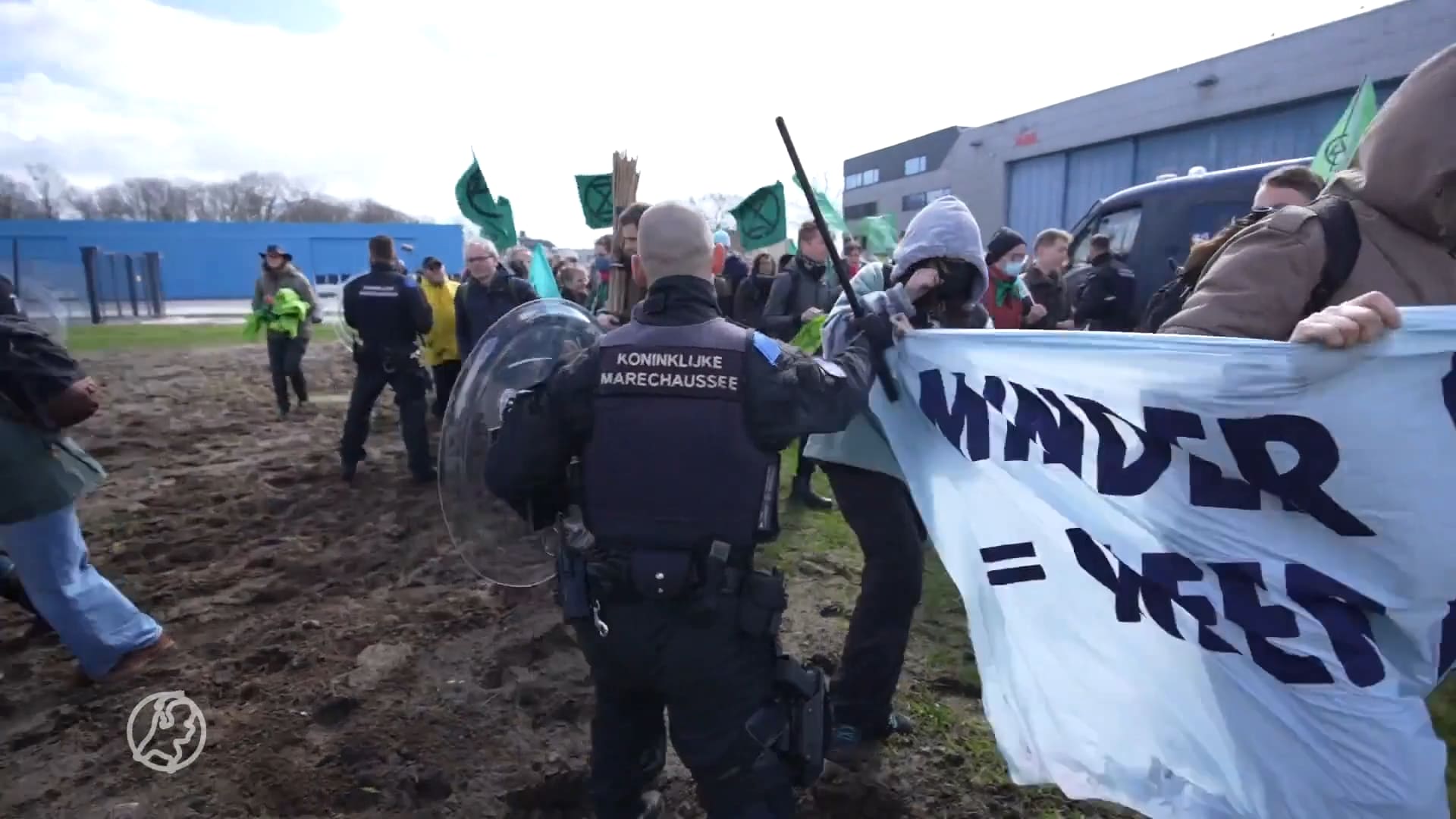 Marechaussee grijpt in bij actie Extinction Rebellion op Eindhoven Airport