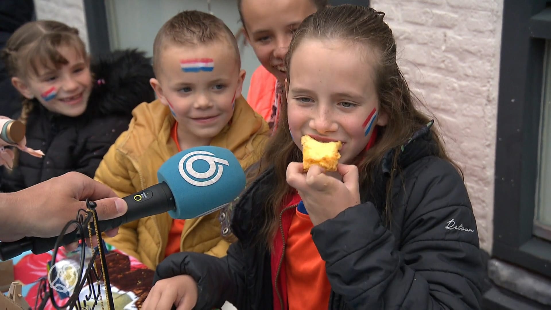 Hoe eet je een (oranje) tompouce op de juiste manier?