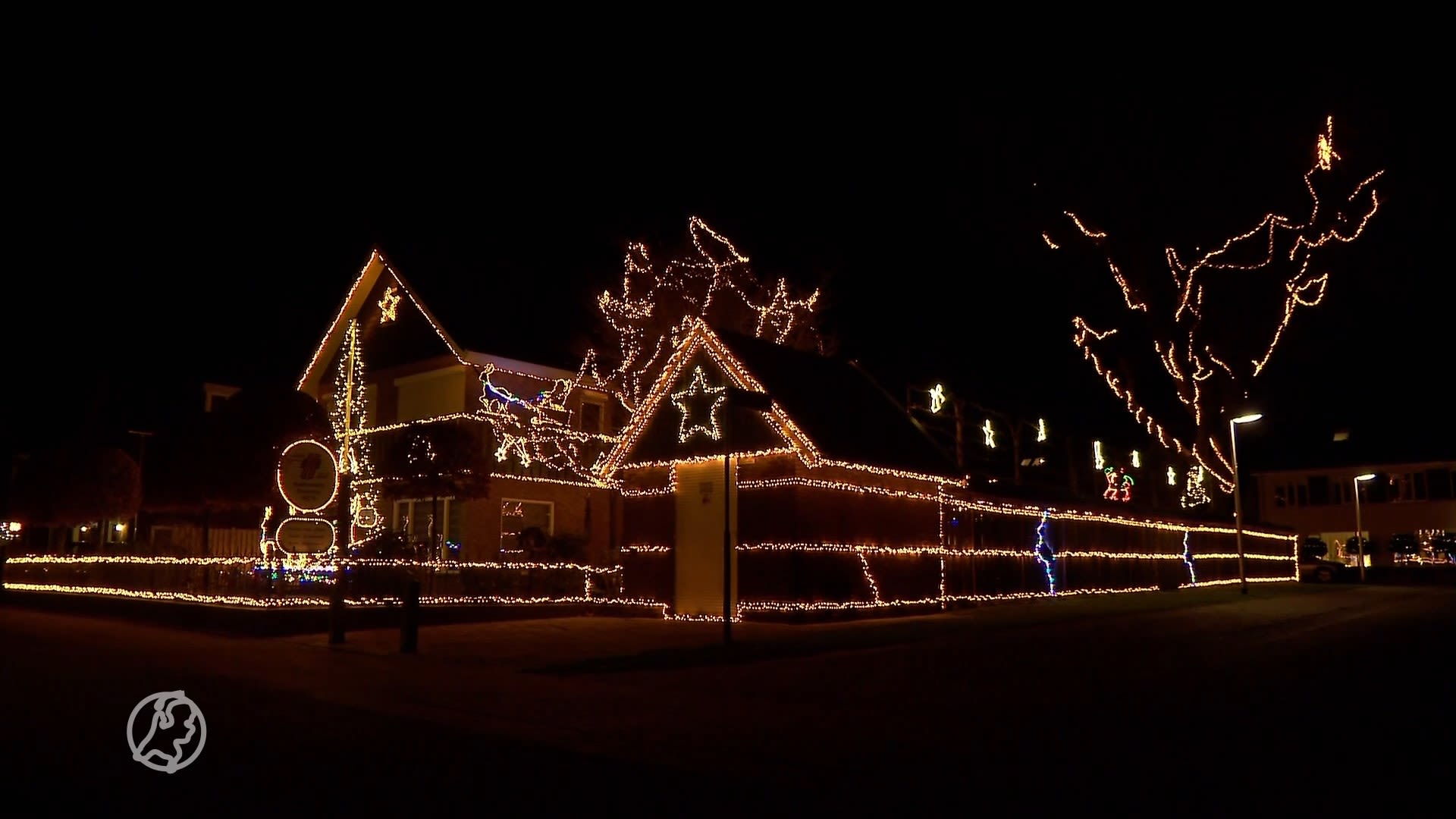 Het kersthuis van André  is versierd met maar liefst 140.000 lichtjes