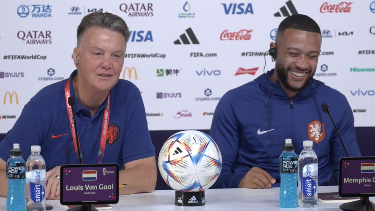Van Gaal bezorgt Memphis slappe lach: 'En nu zoenen we elkaar op de mond!'