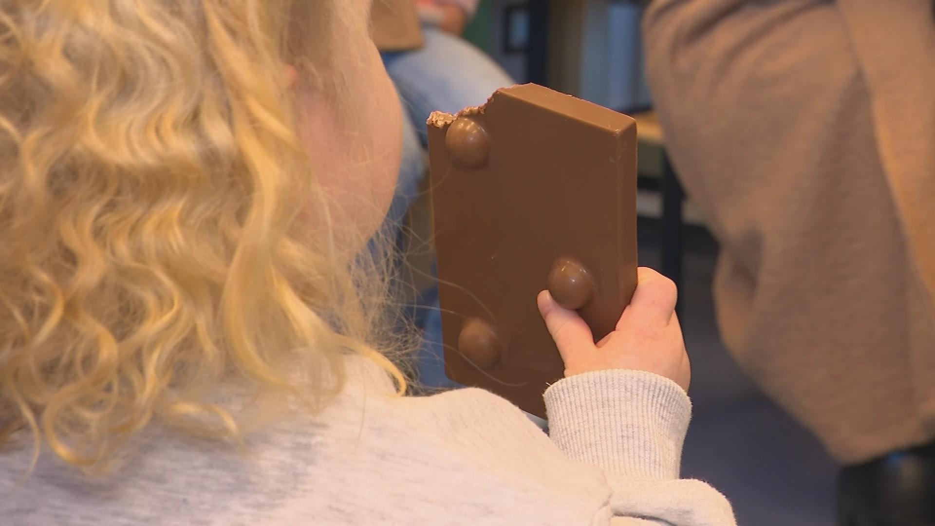 Slechtziende kinderen verrast met braille-chocoladeletters