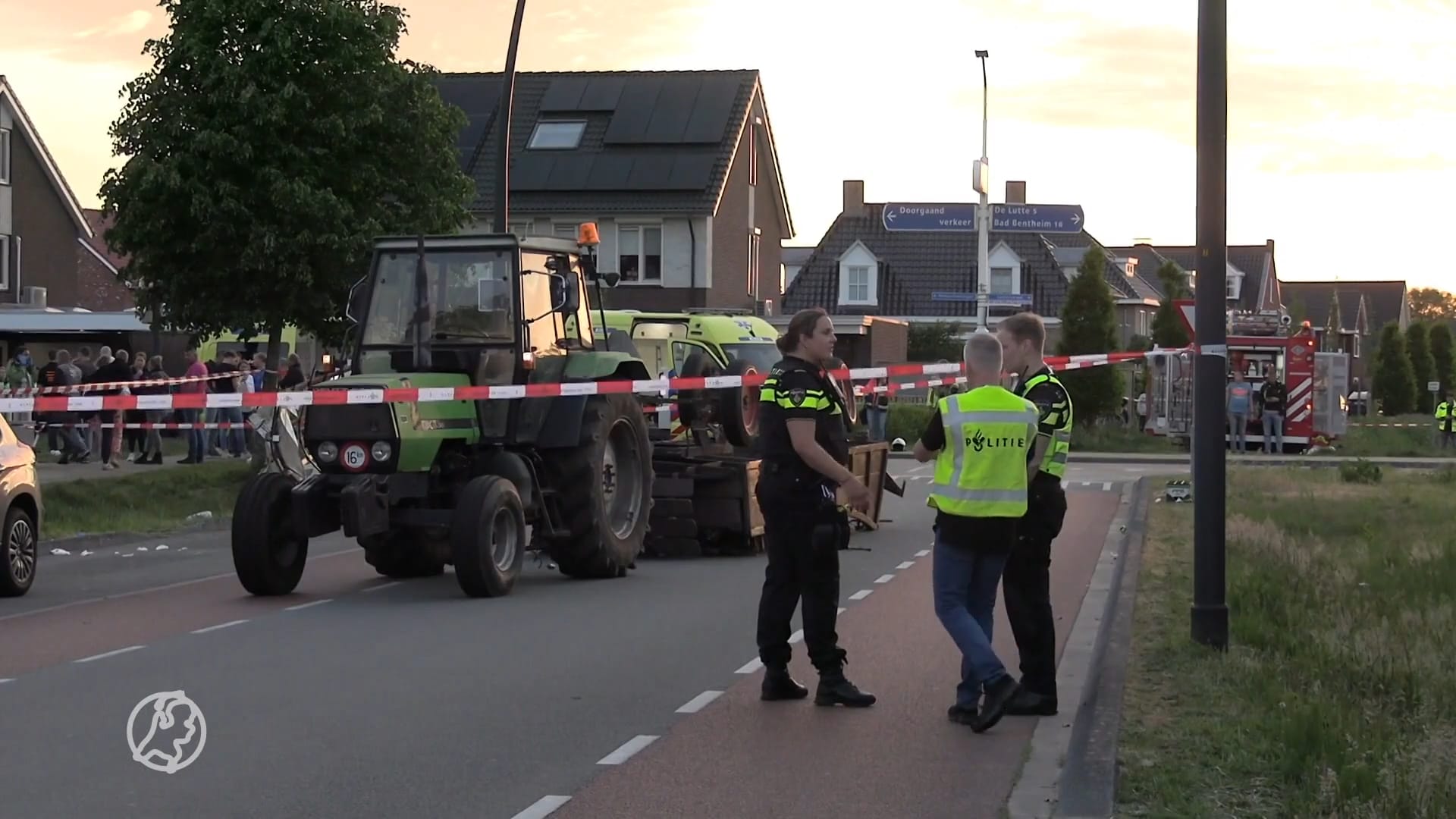 Platte wagen met voetbalteam erop kantelt in Losser, 20 gewonden