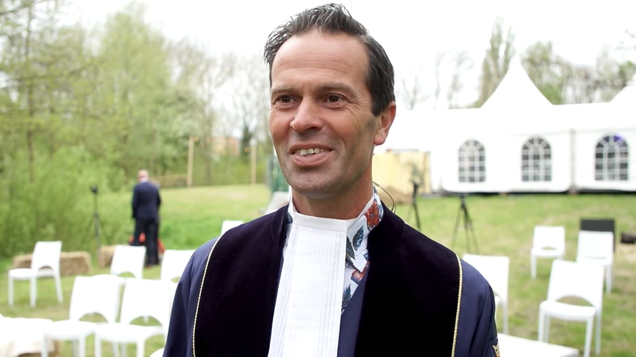 Johan als trouwambtenaar bij bruiloft van Bas Nijhuis?