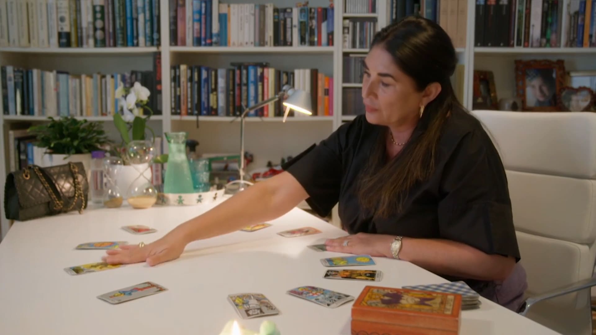 Daniella gaat op zoek naar antwoorden met tarotkaarten