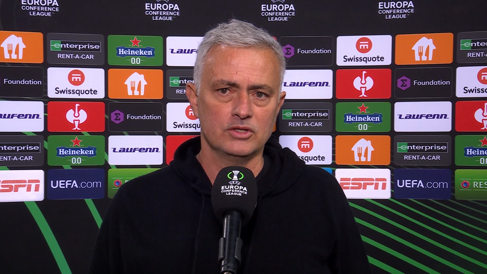 Mourinho raakt niet uitgesproken over grasmat: 'Het was een schande!'