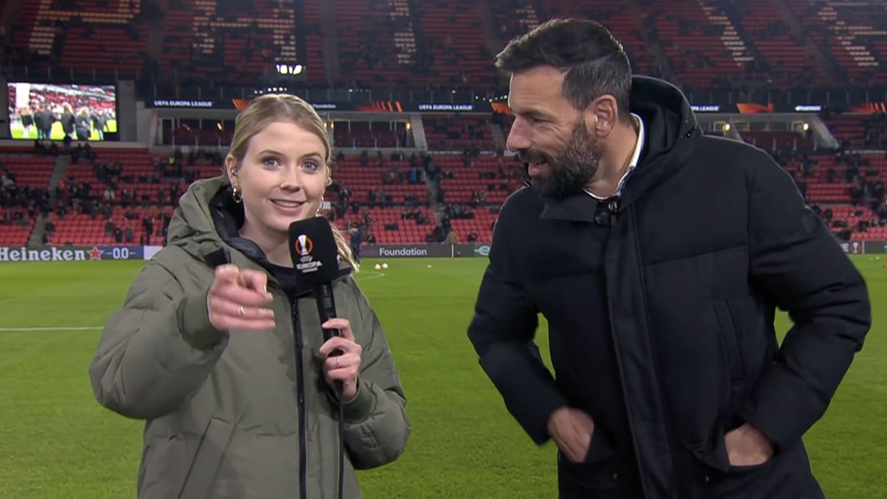 Ruud van Nistelrooij doet de groeten aan Wim en Kees in de studio