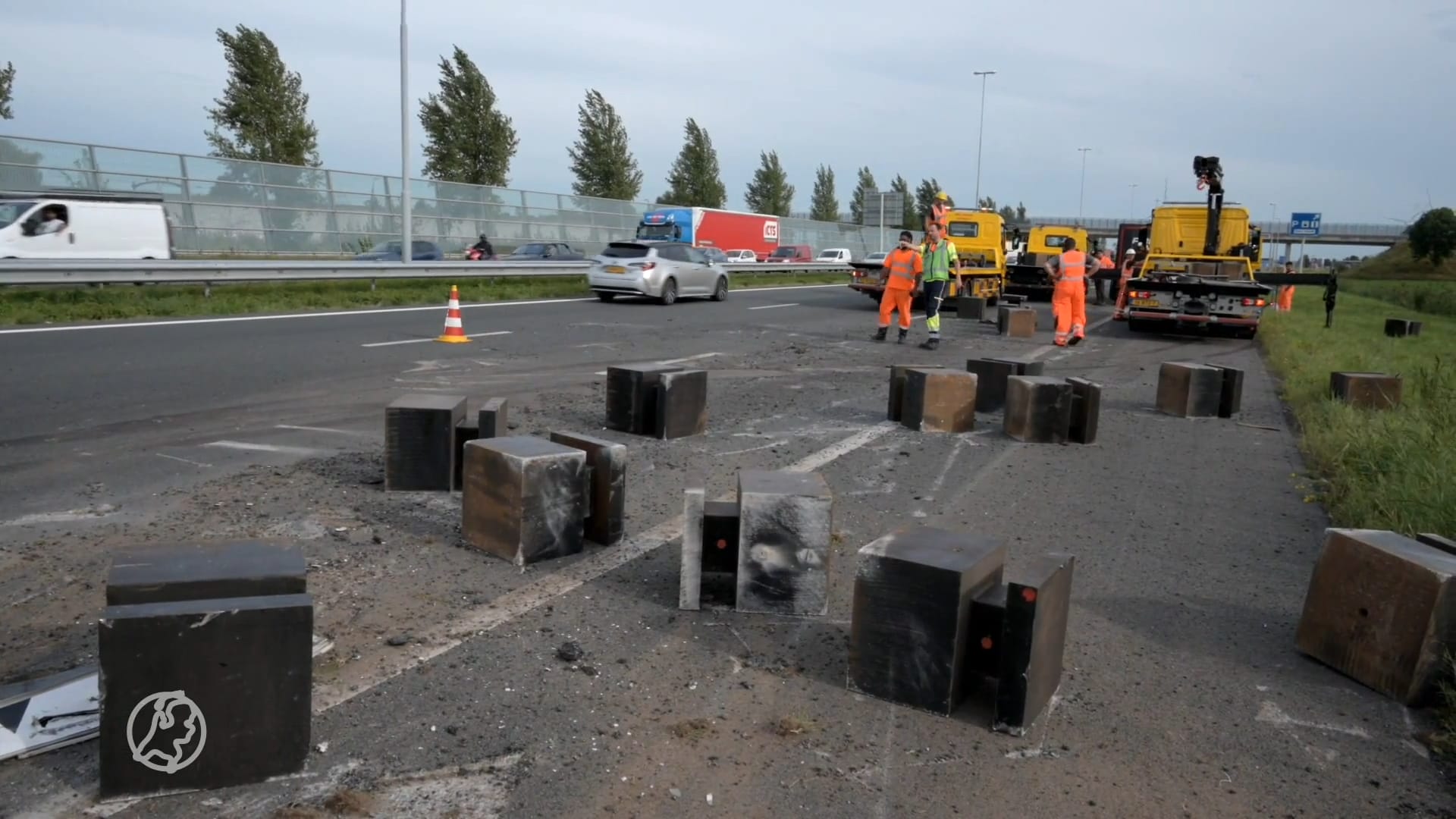 Vrachtwagen verliest tientallen betonblokken op A16