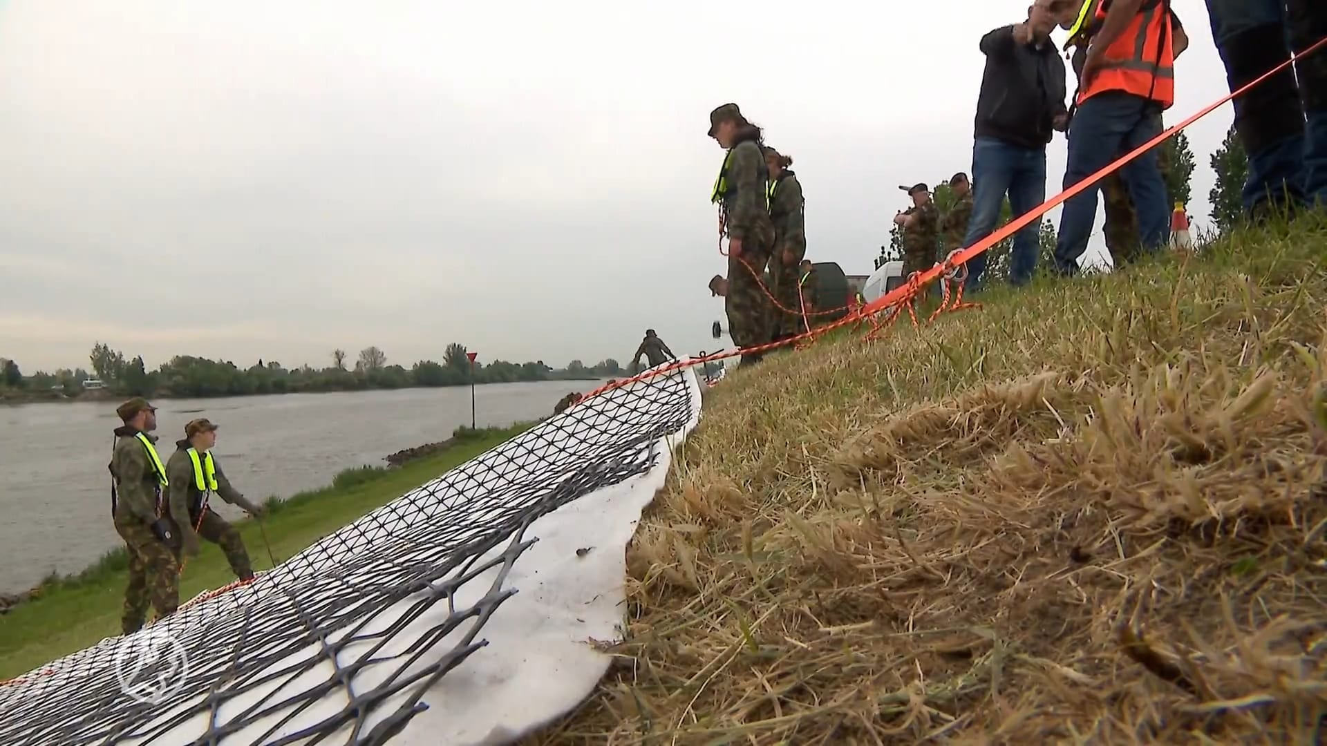 Militairen en dijkwachters oefenen in Lopik op potentiële dijkdoorbraak