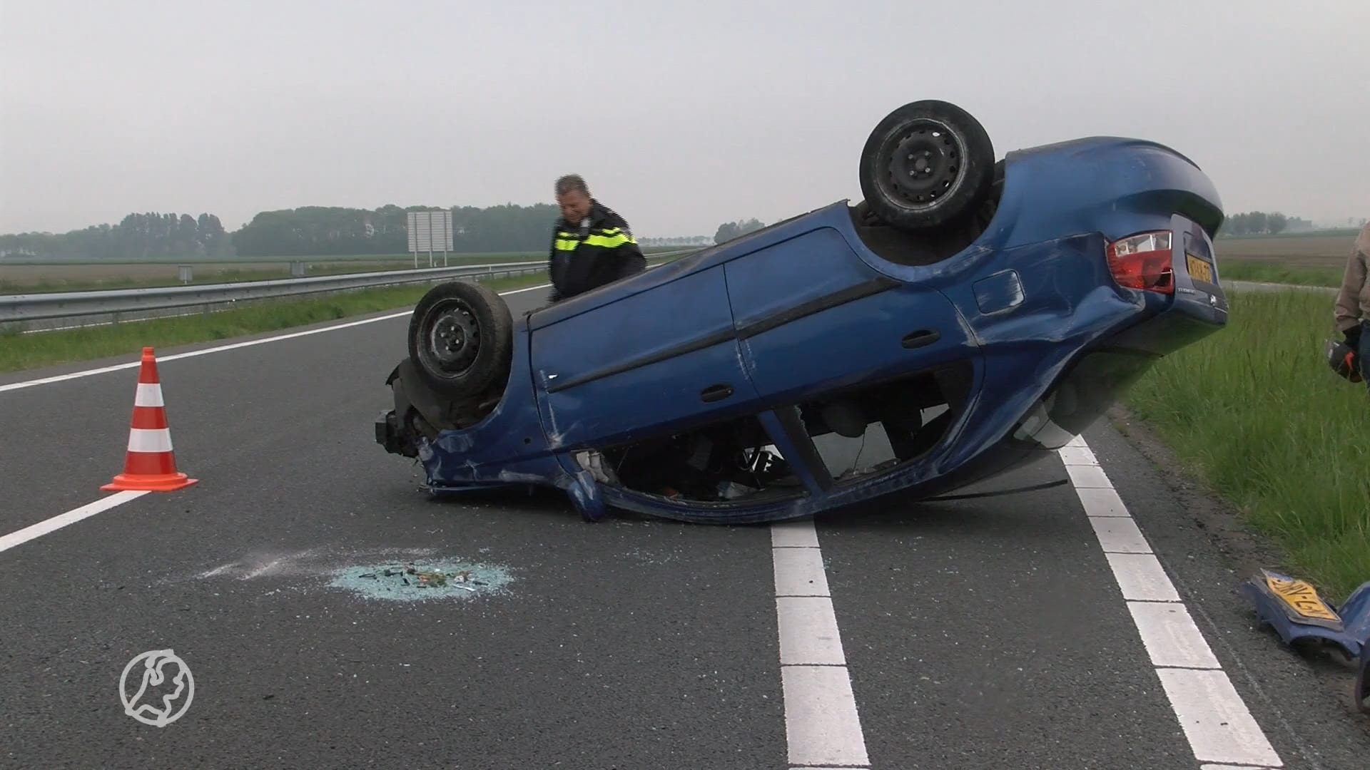 Auto slaat over de kop op N61, inzittenden op de vlucht