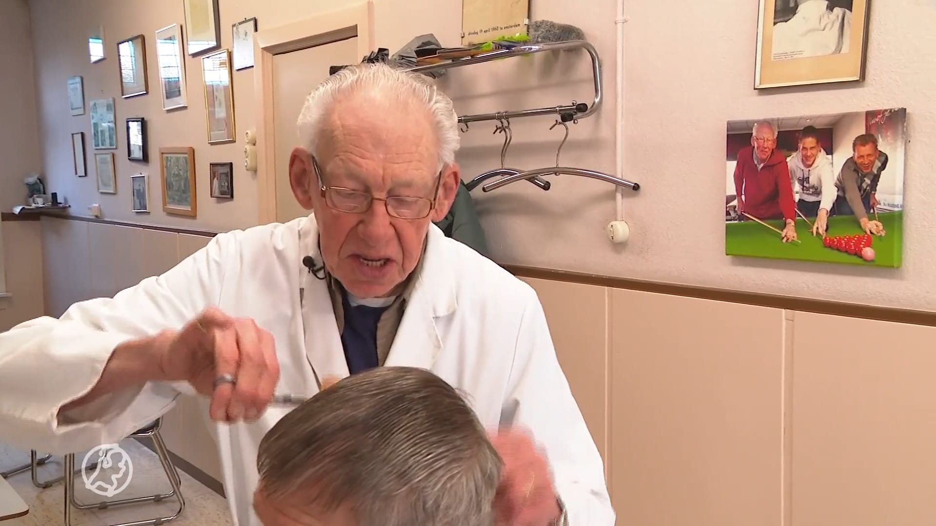 Doorwerken na je pensioen? 88-jarige kapper Henk doet niets liever