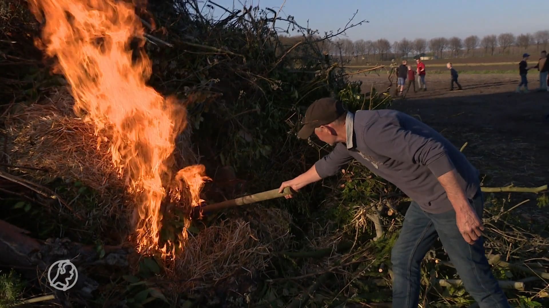 Voor het eerst in jaren weer paasvuur ontstoken in Smilde