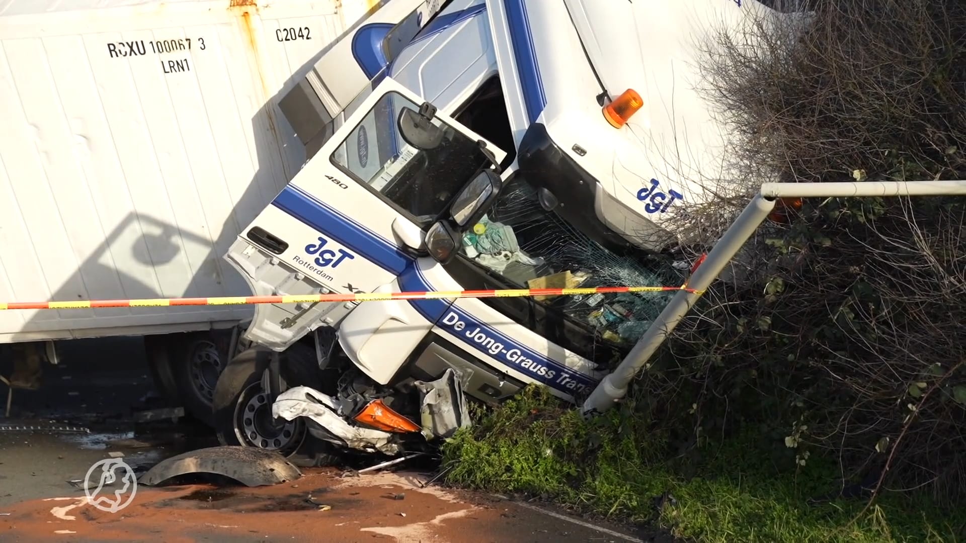 Beelden van vrachtwagen die van viaduct A15 af is gereden