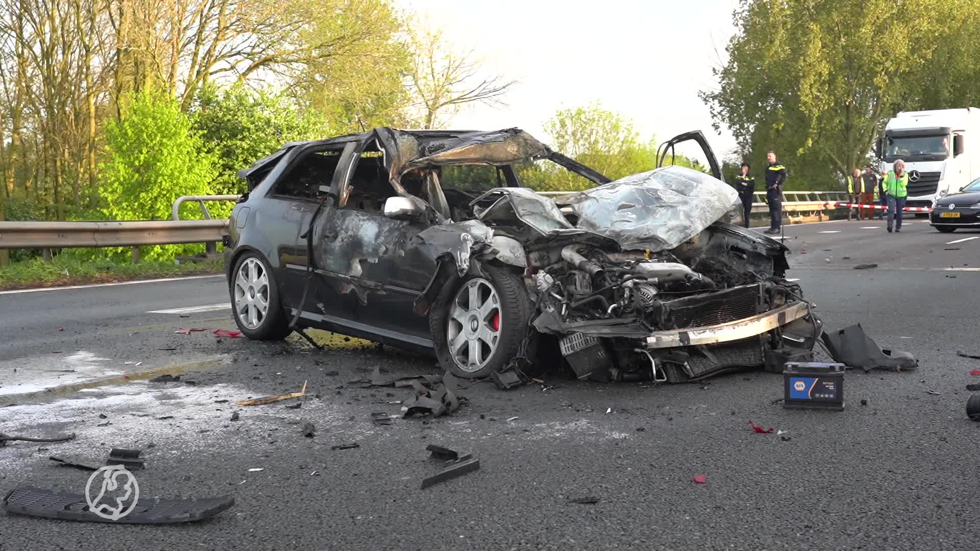 Auto crasht na dollemansrit op vluchtstrook A27