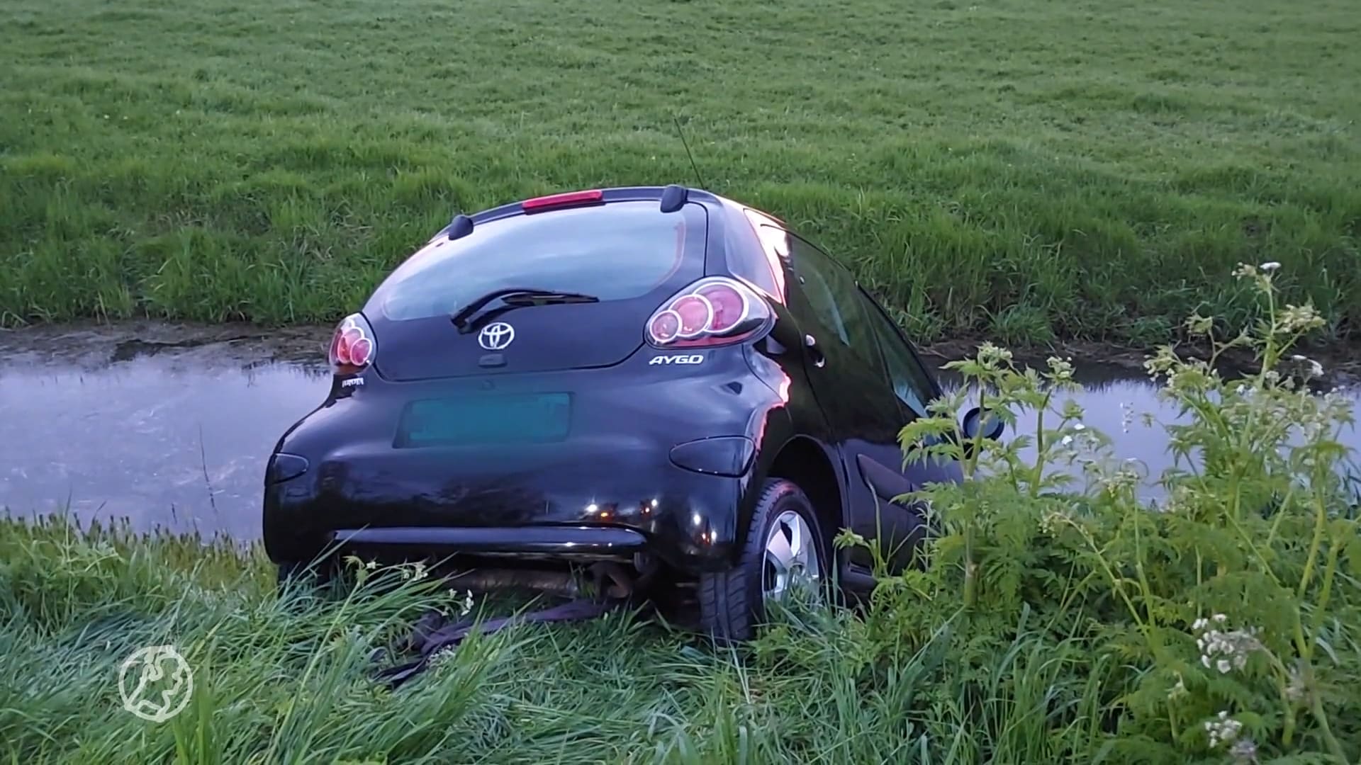 Kersverse automobiliste rijdt tijdens proefrit pardoes de sloot in