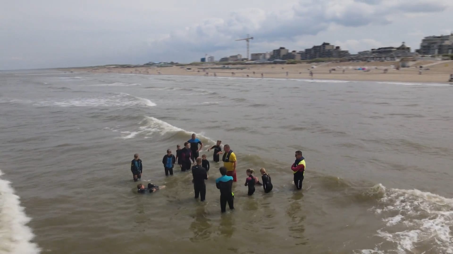 Zorgen om slachtoffers muien met tropische hitte: kinderen krijgen training over gevaren in zee